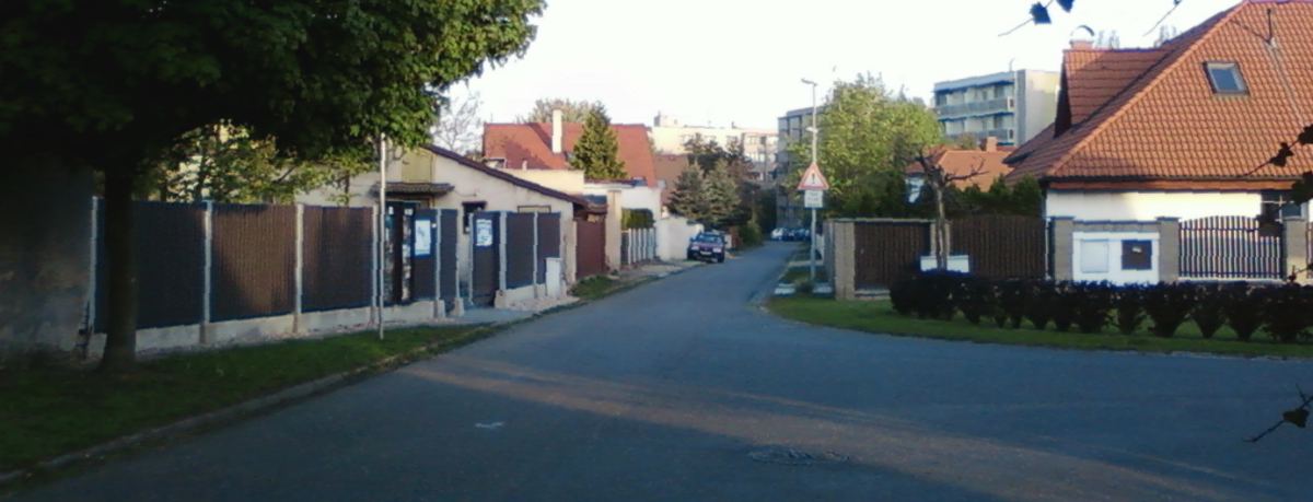 AUSID videopůjčovna Pardubice, prostor před bránou.
